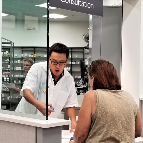 in-a-conversation-the-male-pharmacist-in-a-conversation-with-the-female-patient-during-a-consultation_t20_QzlrmG