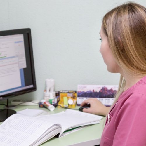 girl-sitting-at-the-computer-and-looking-for-information-people-internet-desk-professional_t20_bxeAR9.jpg